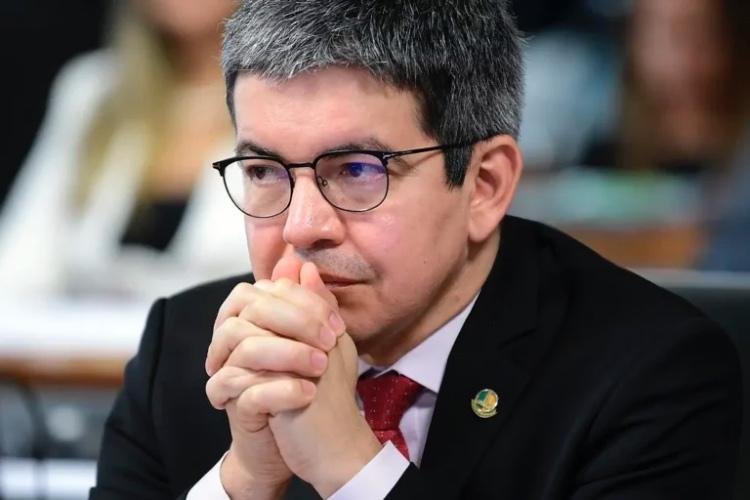 Randolfe Rodrigues aparece fora do Senado ano que vem, aponta nova pesquisa