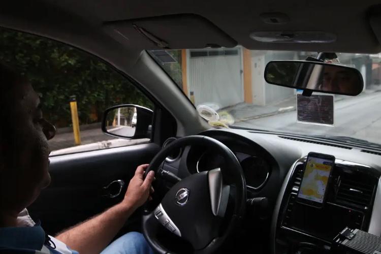 Carros de aplicativo não podem usar adesivos de candidatos políticos e multa é de R$ 2 mil