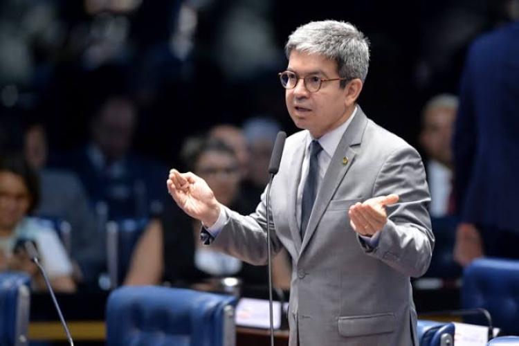 Depois de 16 anos de mandato, Randolfe caminha para ficar fora do Senado, aponta Paraná Pesquisas