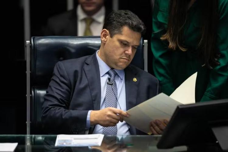 Davi Alcolumbre enviou ofício a ele mesmo para liberar emenda de R$ 30 milhões para empresa de suplente