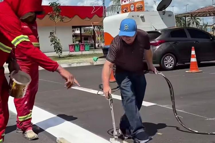 Em ano eleitoral, Bala reaparece, inaugura faixa de pedestres em parceria com Clécio e é criticado nas redes sociais