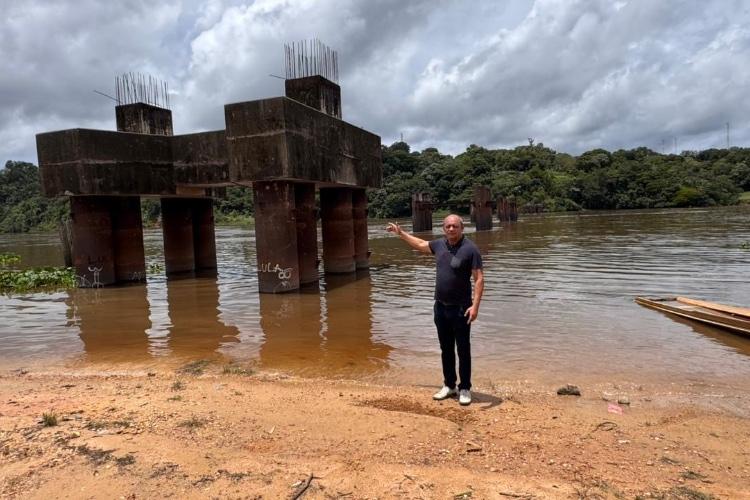 “Revoltante”, afirma R. Nelson ao fiscalizar obra da Ponte sobre o Rio Jari que já dura mais de 20 anos