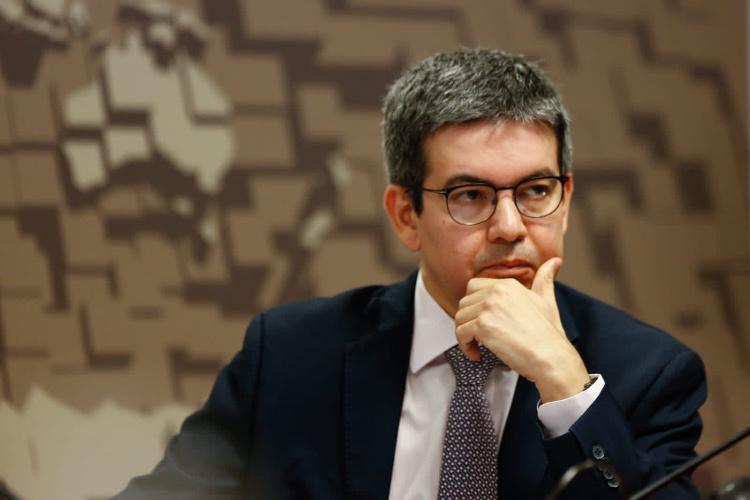 Randolfe blefa e segue sem assinar a CPMI do Banco Master