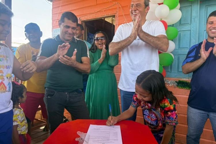 Dr. Furlan cumpre agenda com visita técnica e assinatura de ordem de serviço para construção de passarelas em concreto no bairro Congós