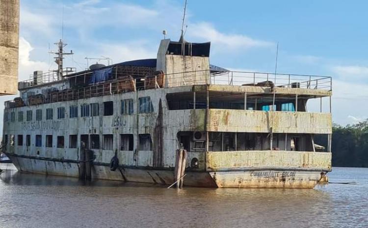 Abandonado pelo governador Waldez, Navio Comandante Solon se deteriora no Rio Matapi