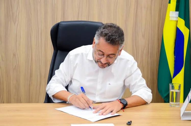 Em 7 meses, Clécio estoura quase R$ 25 milhões com propaganda e faz 1º aditivo em contratos