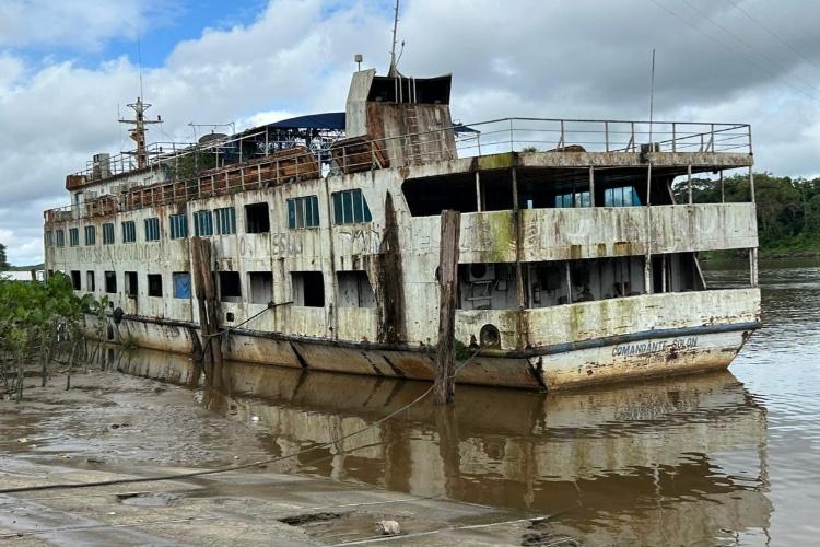 Navio Comandante Solon apodrece no Rio Matapi sob gestão de Clécio Luis