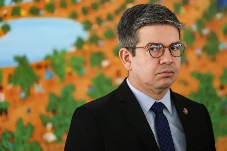TRE-AP determina retirada imediata de adesivos de Randolfe Rodrigues sob pena de multa diária