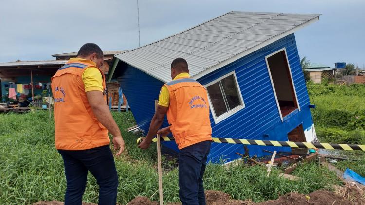 Prefeitura de Macapá ajuda família que teve casa destruída em área de ressaca no bairro Araxá