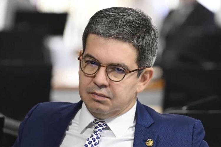 Mesmo com R$ 400 milhões dos aposentados do Amapá em jogo, Randolfe segue sem assinar a CPI do Master