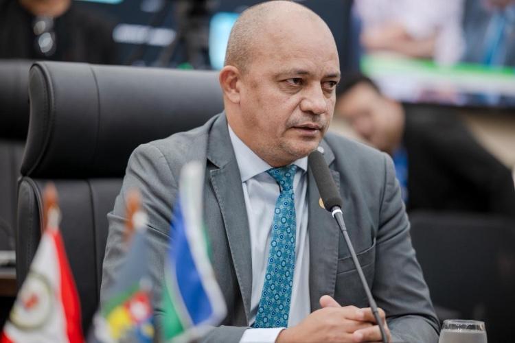 Clécio retira quase R$ 3 milhões da UEAP para bancar shows, denuncia deputado R. Nelson