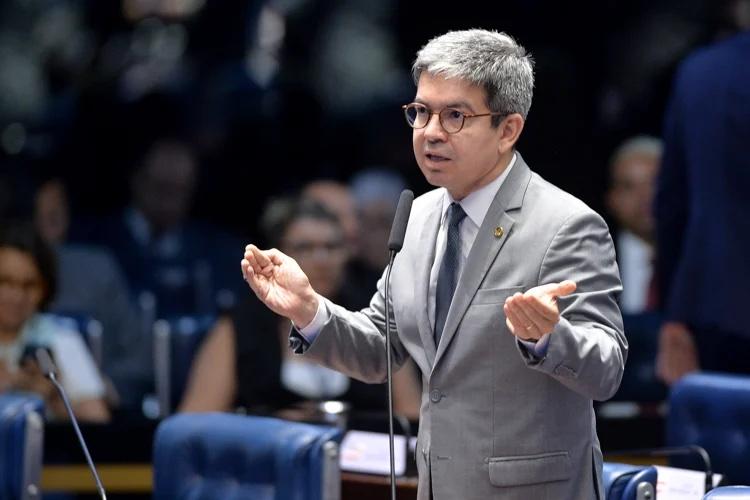 Randolfe diz que apoia investigação do Master, mas não assina CPMI e nem CPI