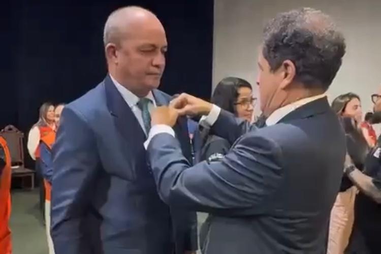 Principal nome da oposição ao governo Clécio, deputado R. Nelson é condecorado em Brasília