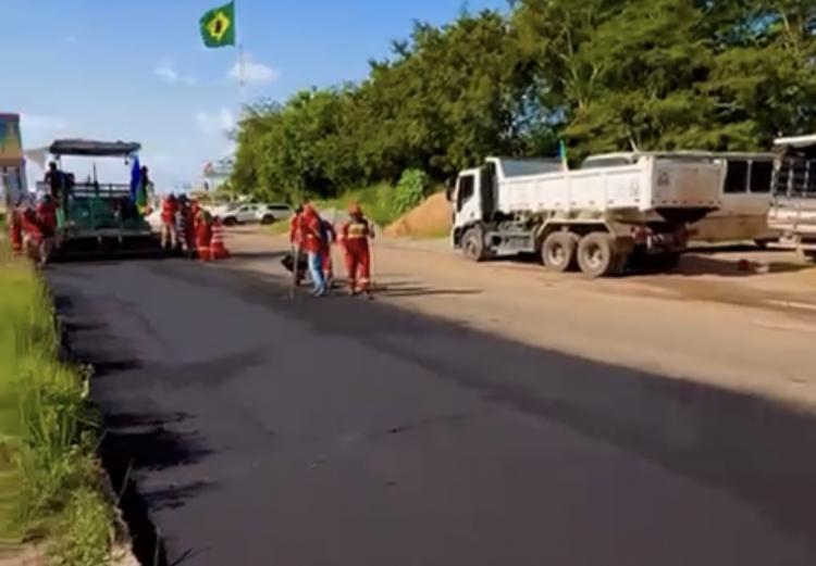 Após demora em obra, Clécio joga asfalto na JP sem realizar drenagem