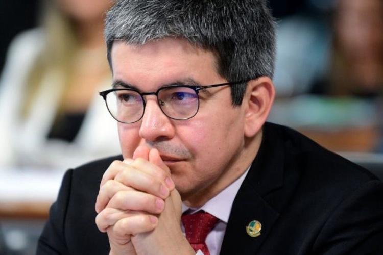 Depois de 16 anos como senador, Randolfe enfrenta dificuldades para um novo mandato