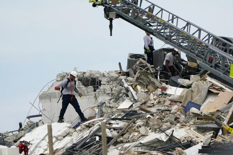 Brasileira diz que filho e marido estão desaparecidos após desabamento de prédio na região de Miami