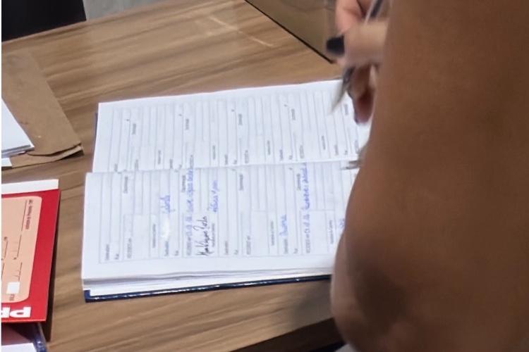 Advogada Diandra Moreira deixa à disposição da justiça  celular que registrou fraude no protocolo da Câmara de Macapá